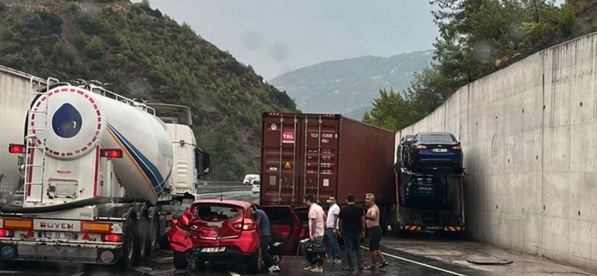 Manisa'da 7 araç birbirine girdi: 2'si çocuk 5 kişi yaralandı