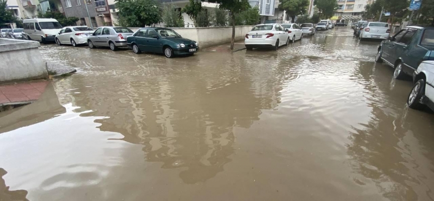 Manisa'yı dolu ve sağanak vurdu