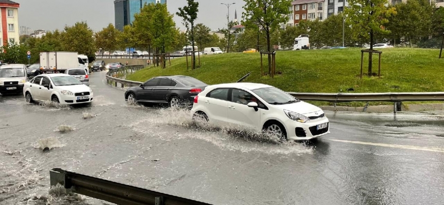 İstanbul'da sağanak etkili: Ev ve yolları su bastı