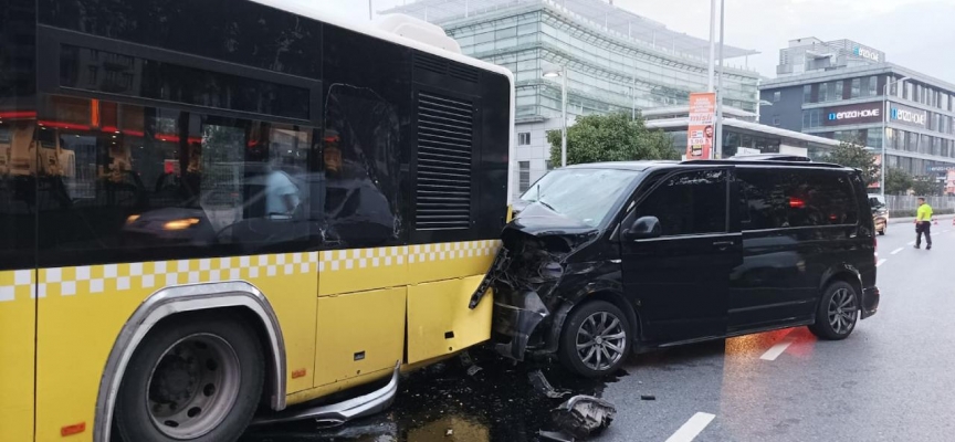 Beyoğlu'nda minibüs park halindeki İETT otobüsüne çarptı: 2 yaralı