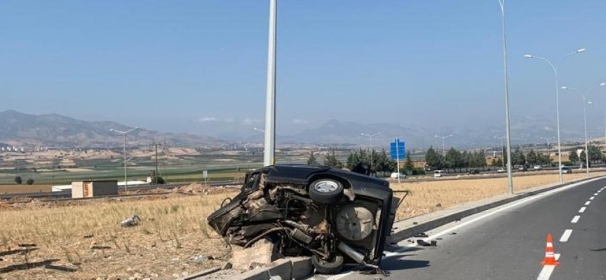 Kahramanmaraş'ta aydınlatma direğine çarpan otomobilin sürücüsü ağır yaralandı