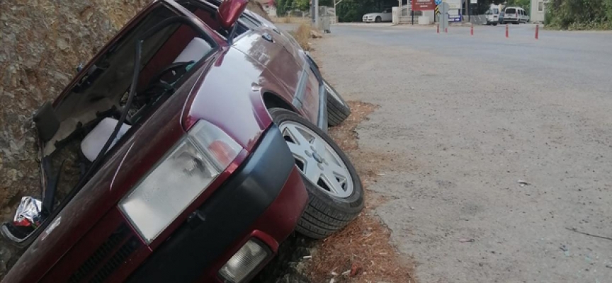 Drift yaparken yol kenarına devrildi: 2 yaralı