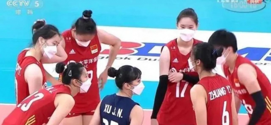 Çin federasyonu, milli maçta kadın voleybolculara maske taktırdığı için özür diledi