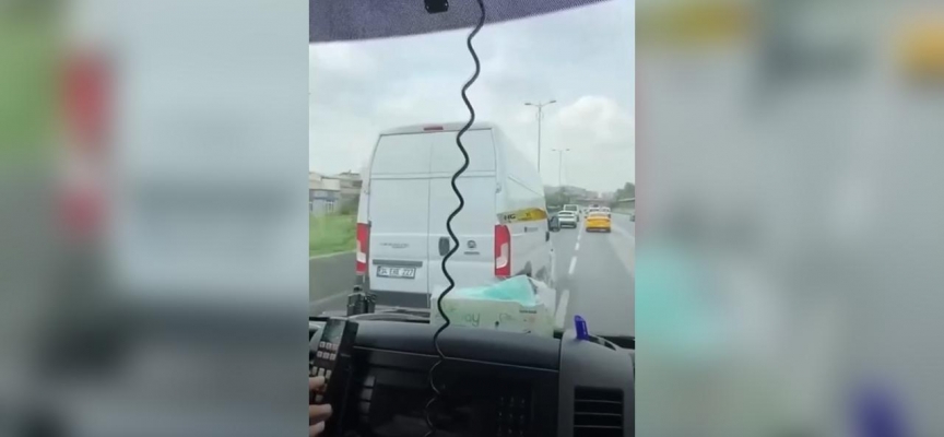 Ambulansa yol vermeyen sürücü kamerada