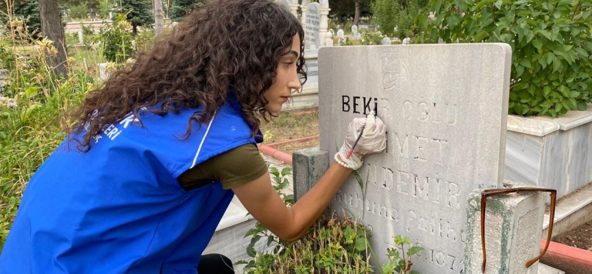 Sivas'ta gönüllü gençler, mezar taşlarının silinen yazılarını yeniledi