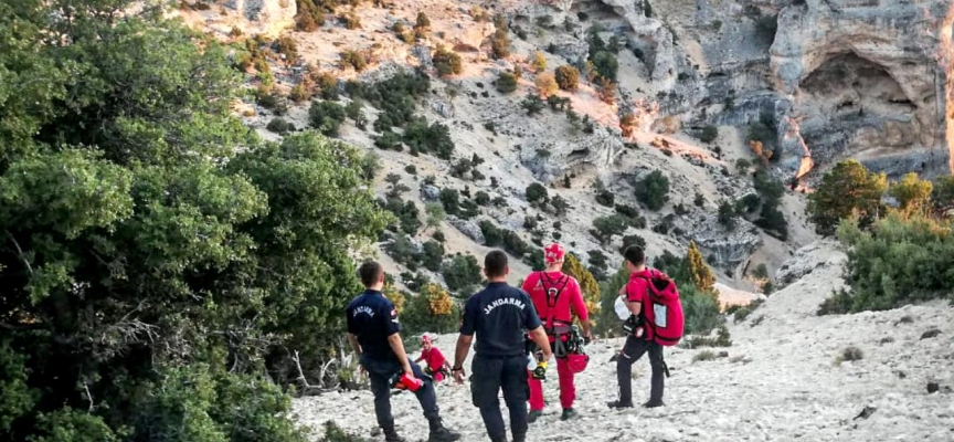 Mersin'de hayvanlarını otlattığı kayalıkta mahsur kalan çoban kurtarıldı