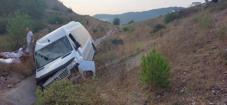 Bilecik'te yoldan çıkan minibüs su kanalına devrildi: 9 yaralı