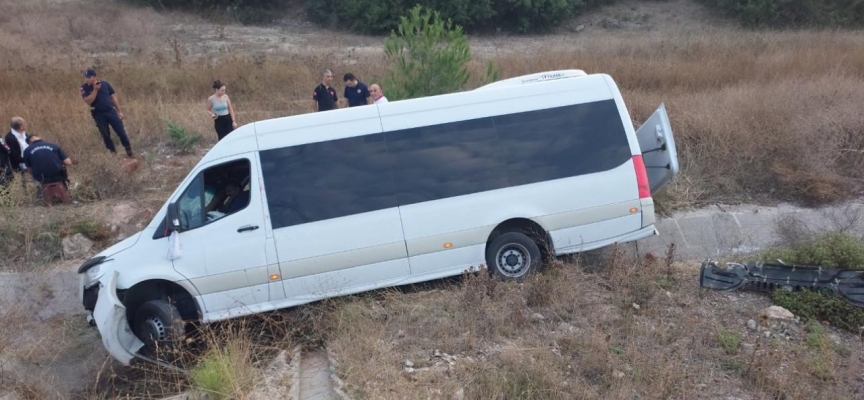 Bilecik'te su kanalına giren minibüsteki 13 kişi yaralandı