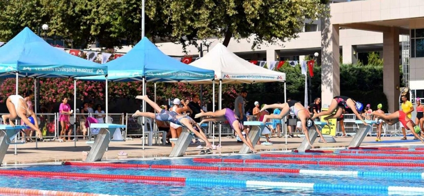 Mersin'de yüzme şenliği düzenlendi