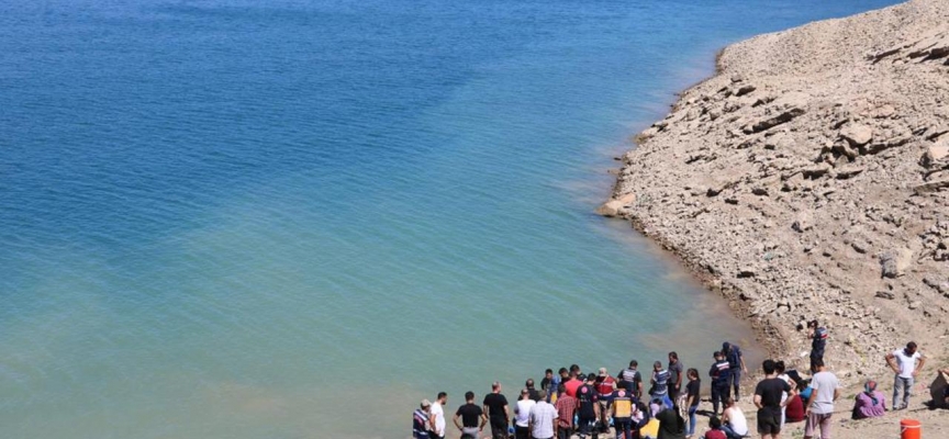 Baraj gölüne giren 2 kardeş boğuldu