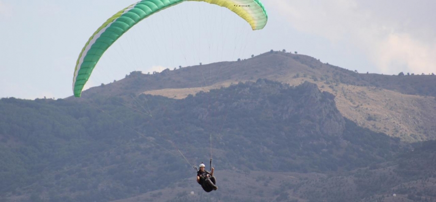 Afyonkarahisar'da yamaç paraşütü pilotları "Büyük Taarruz" için havalandı