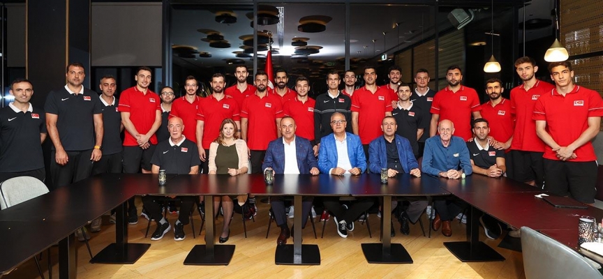 Dışişleri Bakanı Çavuşoğlu, Slovenya'da A Milli Erkek Voleybol Takımı'nı ziyaret etti