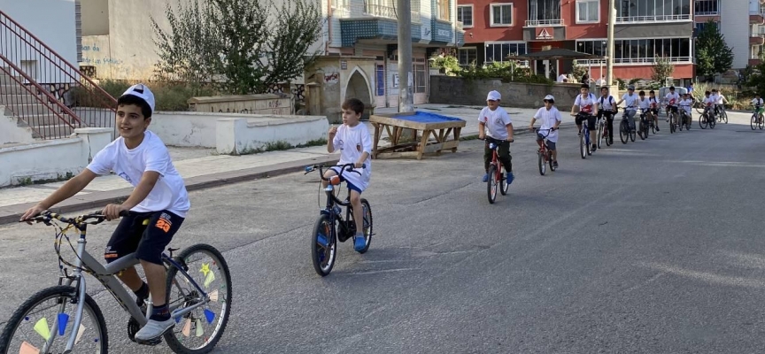 Kur'an kursunu başarıyla tamamlayan çocuklar bisiklet turu attı