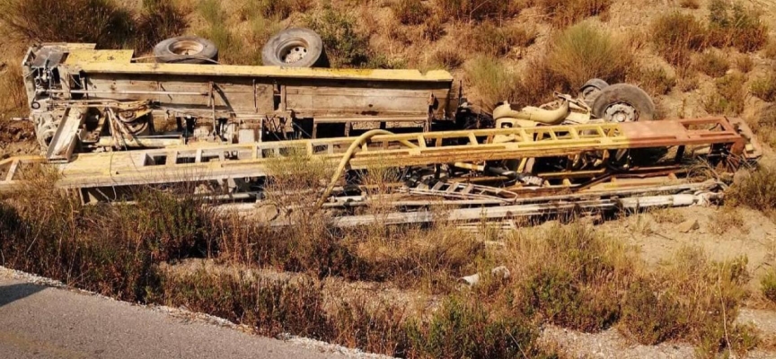 Manisa'da devrilen kamyonun sürücüsü öldü