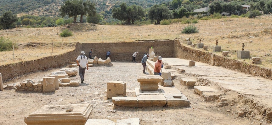 Metropolis Antik Kenti'nde 1800 yıllık kamusal yapı bulundu