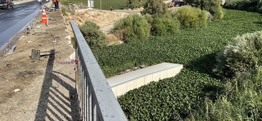 Hatay'da kontrolden çıkan tır Asi Nehri'ne devrildi