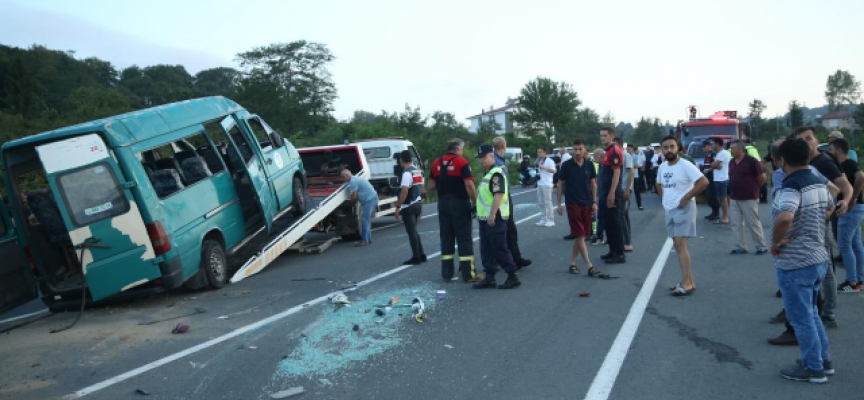 Ordu'da yolcu minibüsü ile otomobil çarpıştı: 17 yaralı