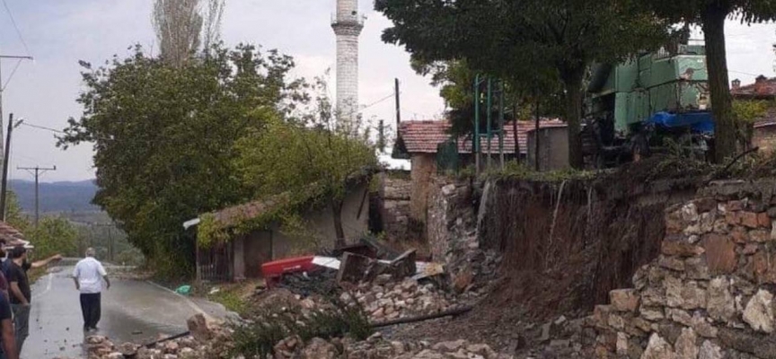 Bursa'da sağanak ve taşkın: Cami minaresi hasar gördü