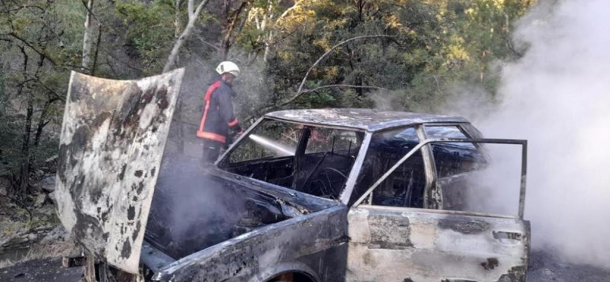 Mersin'de alev alan otomobil küle döndü