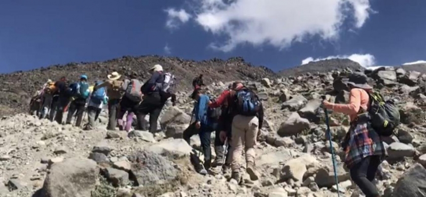 Ağrı Dağı’ndan düşen kayalar dağcıları korkuttu