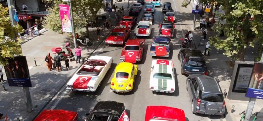 İstanbul'da klasik otomobillerle zafer korteji