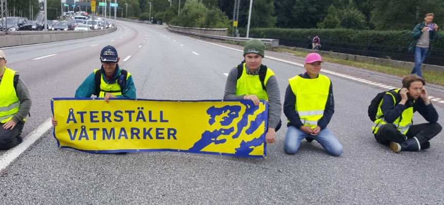 Ambulansın olduğu yolu kesen aktivistlere İsveç'te soruşturma