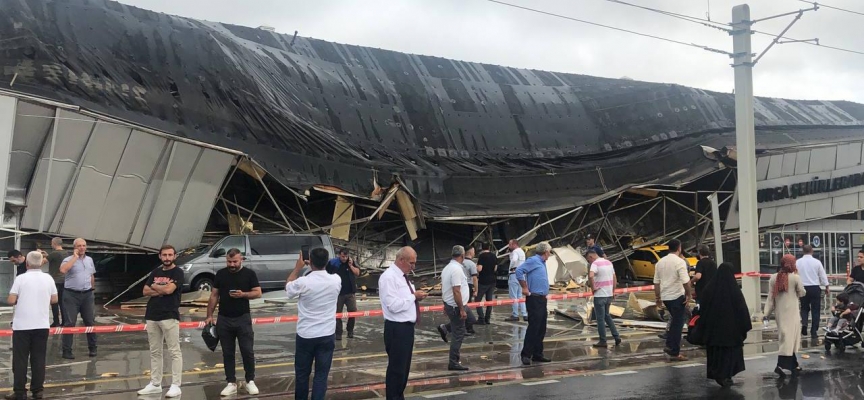 Bursa'da yoğun yağış sonrası otobüs terminalinin çatısı çöktü