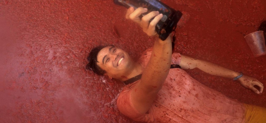 İspanya'da 'La Tomatina' festivali: 20 bin kişi birbirine 130 ton domates attı