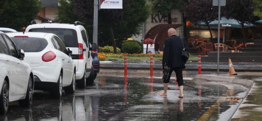 Kocaeli'de sağanak etkili: Sokaklar dereye döndü