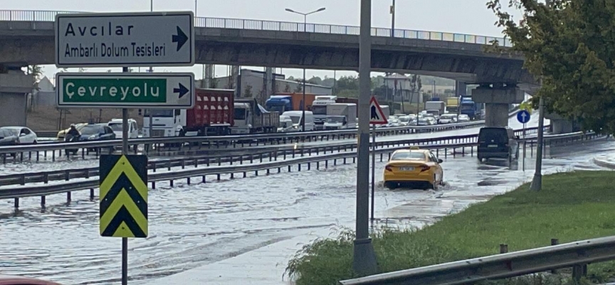 İstanbul'da sağanak başladı, yollar göle döndü