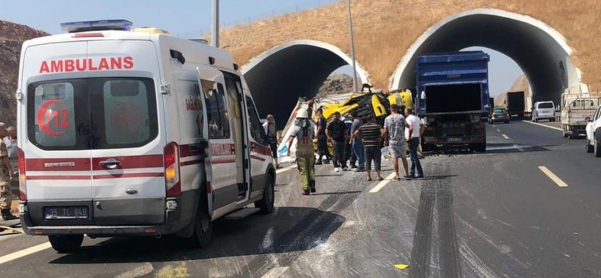 Lastiği patlayan tır kazaya neden oldu: 1 ölü, 5 yaralı