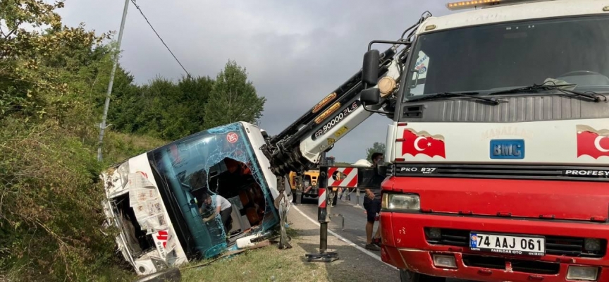 Çaycuma'da yolcu otobüsü devrildi: 4 yaralı