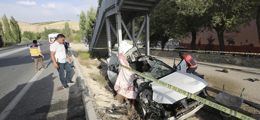 Malatya'da otomobil üst geçide çarptı: 2 ölü, 2 yaralı