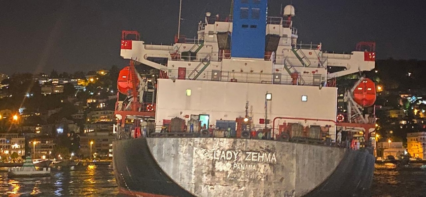 Gemi karaya oturdu, İstanbul Boğazı'nda gemi trafiği durdu