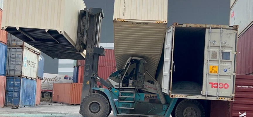 Kocaeli'de konteynerin forkliftin üzerine düşmesi sonucu operatör yaralandı