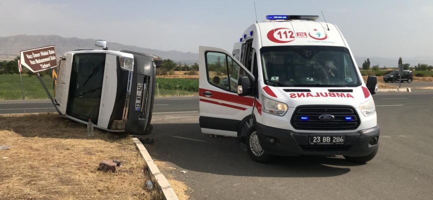 Elazığ’da minibüs ile hafif ticari araç çarpıştı: 3 yaralı