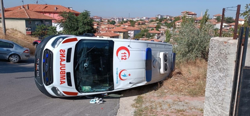 Kırıkkale'de ambulansla otomobil çarpıştı: 4 kişi yaralandı