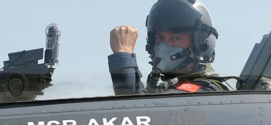 Bakan Akar F-16 kokpitinde