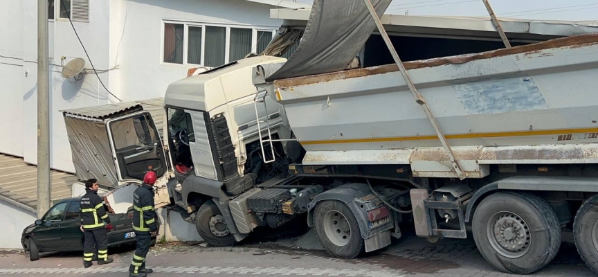 Kocaeli'de park halindeki tır hareket etti, iş yerine çarptı