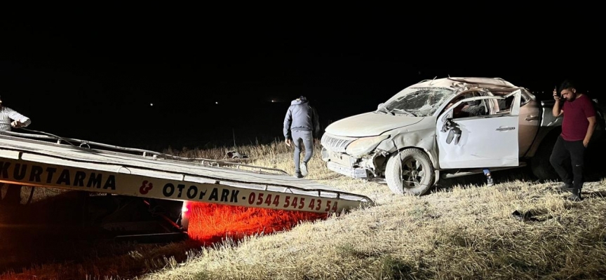 Taklalar atarak tarlaya devrilen arazi aracında 2 kişi yaralandı