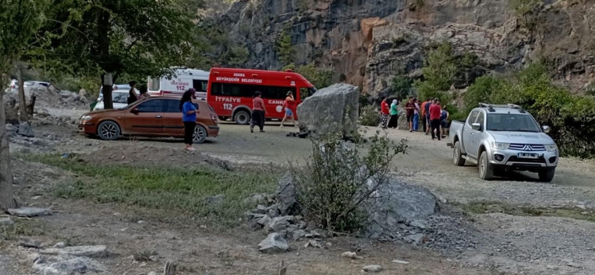 Suya düşen terliğini almak isteyen Fatma Nur, akıntıya kapıldı