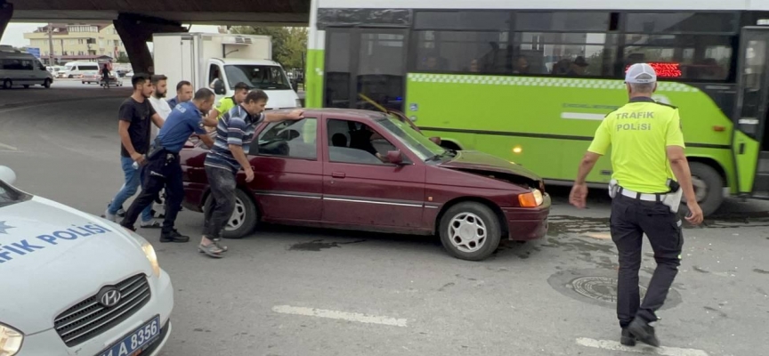 Kocaeli'de iki otomobilin çarpıştığı kazada 1 kişi yaralandı