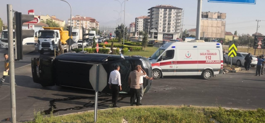 Aksaray'da minibüsle otomobil çarpıştı: 6 yaralı