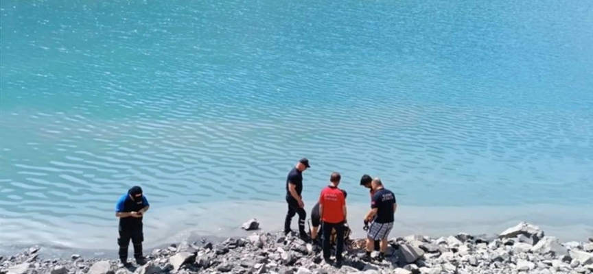 Şırnak'ta kömür ocağına ait kamyon gölete düştü