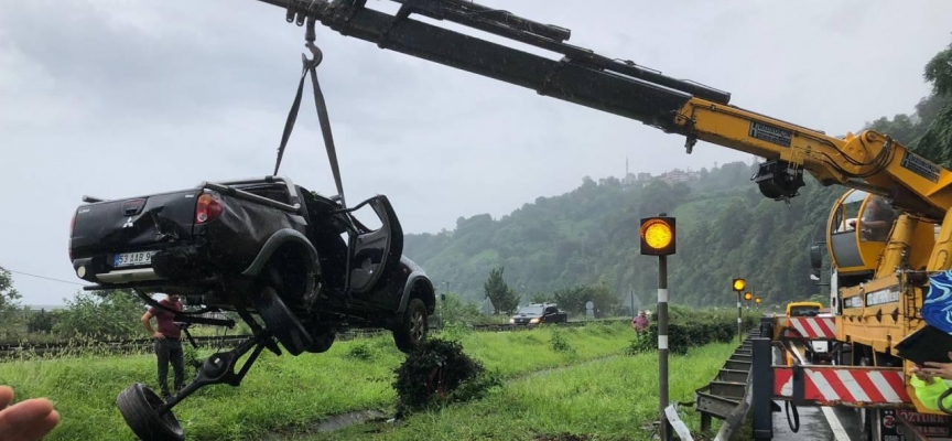 Rize'de kamyonetin devrildiği kazada 2 kişi yaralandı