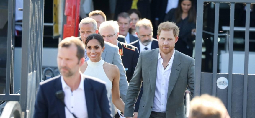 Prens Harry ile eşi Meghan Markle, Düsseldorf'ta ilgiyle karşılandı