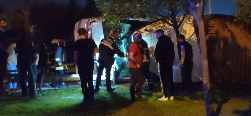 Kocaeli'de tır devrildi, sürücü yaralandı