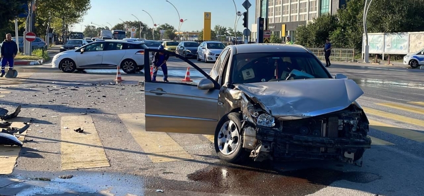 Edirne'de iki otomobilin çarpıştığı kazada 3 kişi yaralandı