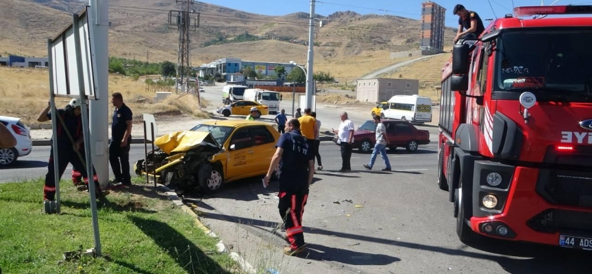 Malatya'da kamyon ile taksi çarpıştı: 4 yaralı