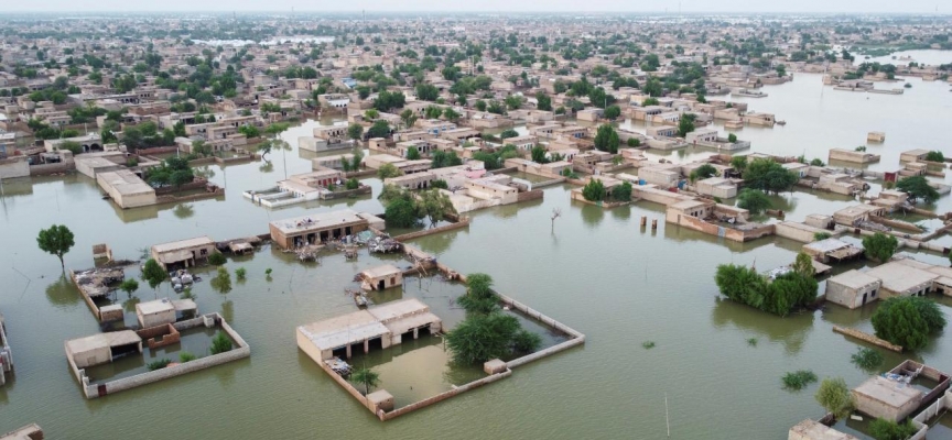 Pakistan'da muson yağmurları sebebiyle ölenlerin sayısı 1355'e çıktı